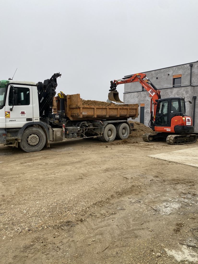 Chargement de terre en benne
